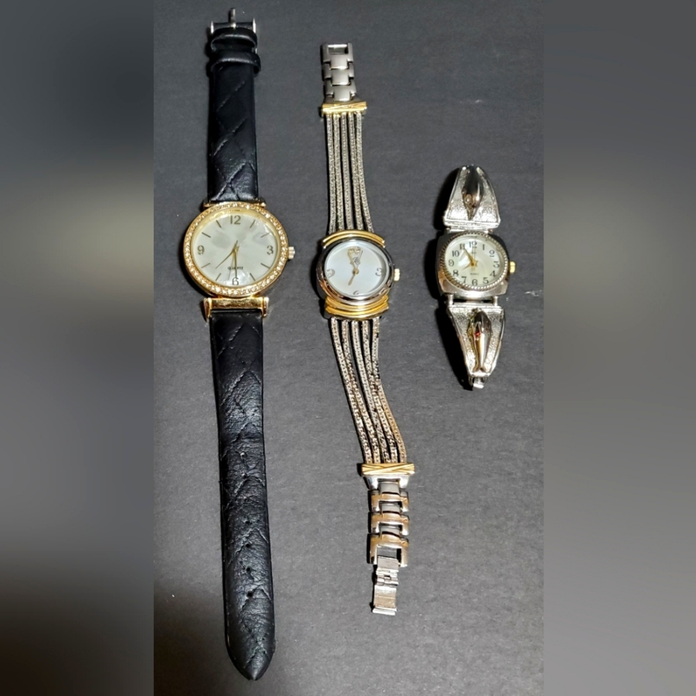 3 watch bundle one in the middle is running the other 2 need battery